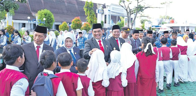 Bupati Barito Utara H Shalahuddin ST MT bersama Wakil Bupati Felix Sonadie Y Tingan AMd dan Sekertaris Daerah Drs Muhlis beserta Ketua DPRD Barito Utara Ir Hj Merry Rukaini MIP saat bersalaman dengan para siswa siswi pasca-upacara Hari Pendidikan Nasional (Hardiknas) di Halaman Kantor Bupati Barito Utara, Sabtu (2/5).