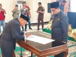 Prosesi Pelantikan Direktur Utama Perusahaan Daerah Batara Membangun H Gogo Purman Jaya S Sos oleh Bupati Barito Utara H Shalahuddin ST MT di Aula Rumah Jabatan Bupati Barito Utara, Senin (15/5).