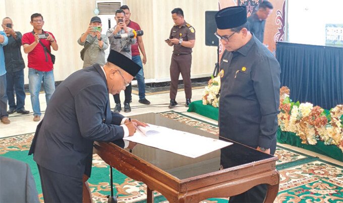 Barito Utara Prosesi Pelantikan Direktur Utama Perusahaan Daerah Batara Membangun H Gogo Purman Jaya S Sos oleh Bupati Barito Utara H Shalahuddin ST MT di Aula Rumah Jabatan Bupati Barito Utara, Senin (15/5).