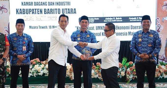 Bupati Barito Utara H Shalahuddin ST MT menekankan momentum Hari Kearsipan Nasional sebagai acuan untuk meningkatkan semangat kerja dan sinergi demi mewujudkan kemajuan Bumi Iya Mulik Bengkang Turan. Hal itu disampaikan pada Upacara Peringatan Hari Kearsipan Nasional ke-55 di Halaman Kantor Bupati Barito Utara, Senin (18/5).