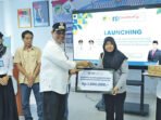 Barito Utara Bupati Barito Utara H Shalahuddin ST MT secara simbolis memberikan bantuan komplementer bagi pendamping pasien rujukan kepada salah satu pendamping pasien di RSUD Muara Teweh, Rabu (20/5).