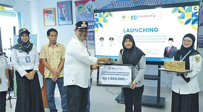 Barito Utara Bupati Barito Utara H Shalahuddin ST MT secara simbolis memberikan bantuan komplementer bagi pendamping pasien rujukan kepada salah satu pendamping pasien di RSUD Muara Teweh, Rabu (20/5).
