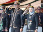 Bupati Barito Utara H Shalahuddin ST MT didampingi Ketua TP PKK Barito Utara Hj Maya Savitri Shalahuddin pada Upacara Peringatan Hari Ulang Tahun Provinsi Kalimantan Tengah ke-69 di halaman Kantor Gubernur Kalteng, Sabtu (23/5).