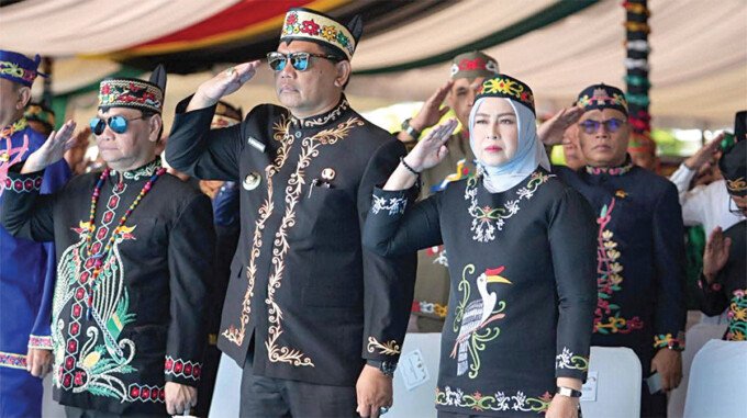 Barito Utara Bupati Barito Utara H Shalahuddin ST MT didampingi Ketua TP PKK Barito Utara Hj Maya Savitri Shalahuddin pada Upacara Peringatan Hari Ulang Tahun Provinsi Kalimantan Tengah ke-69 di halaman Kantor Gubernur Kalteng, Sabtu (23/5).