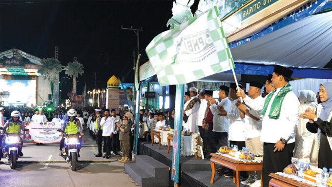 Barito Utara Bupati Barito Utara H Shalahuddin ST MT ditemani Wakil Bupati Barito Utara Felix Sonadie Y Tingan A Md bersama jajaran secara simbolis memulai pelaksanaan Pawai Tanglong untuk memeriahkan Malam Takbiran Idul Adha 1447 H di kawasan Bundaran Bupati, Selasa (26/5).