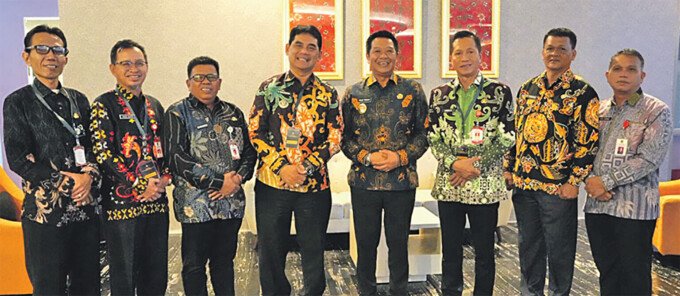 Bupati Barito Utara H Shalahuddin ST MT, Wakil Bupati Felix Sonadie Y Tingan AMd, Sekretaris Daerah Drs Muhlis beserta jajaran saat menghadiri Forum Orkestrasi Pembangunan Negeri di Platinum Hotel, Balikpapan, Selasa (5/5).