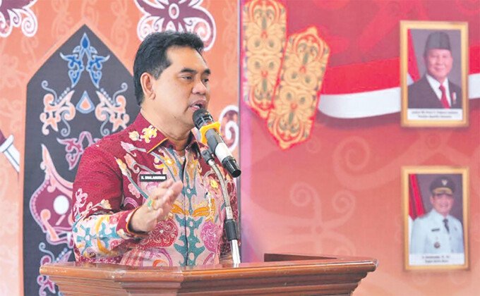 Bupati Barito Utara H Shalahuddin ST MT saat menyampaikan sambutan pada agenda Penandatanganan Pakta Integritas SPMB Tahun Ajaran 2026/2027 di Aula Rumah Jabatan Bupati belum lama ini.