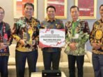 Bupati Barito Utara H Shalahuddin ST MT, Wakil Bupati Barito Utara, Felix Sonadie Y Tingan AMd, Sekretaris Daerah Muhlis, Asisten Ekonomi dan Pembangunan Setda Barito Utara, BP Girsang SP dan Kepala Bappeda Barito Utara H Yasser Arapat ST MT saat foto bersama usai menerima Juara Satu Penurunan Tingkat Pengangguran se-Kalimantan di Platinum Hotel, Balikpapan belum lama ini.