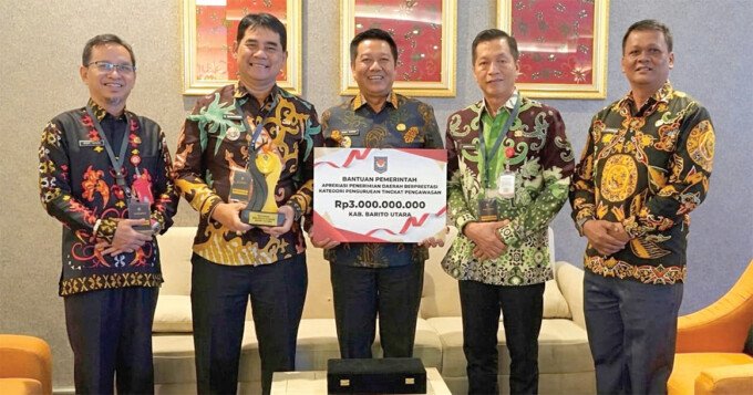 Bupati Barito Utara H Shalahuddin ST MT, Wakil Bupati Barito Utara, Felix Sonadie Y Tingan AMd, Sekretaris Daerah Muhlis, Asisten Ekonomi dan Pembangunan Setda Barito Utara, BP Girsang SP dan Kepala Bappeda Barito Utara H Yasser Arapat ST MT saat foto bersama usai menerima Juara Satu Penurunan Tingkat Pengangguran se-Kalimantan di Platinum Hotel, Balikpapan belum lama ini.