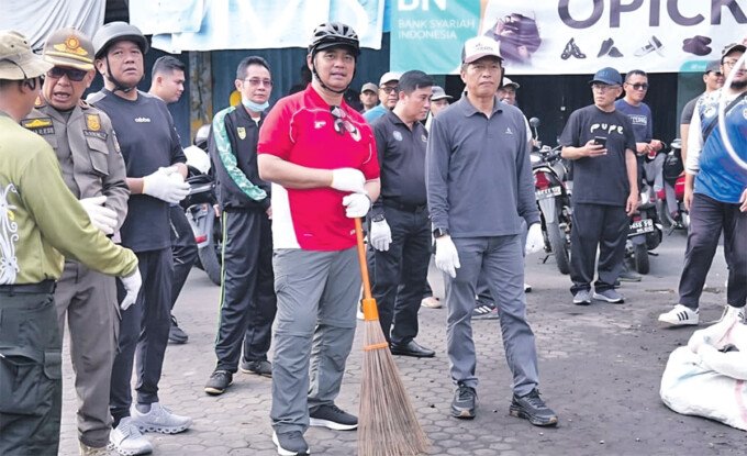 Bupati Barito Utara, H Shalahuddin ST MT saat memimpin giat Indonesia ASRI di kawasan Waterfront City Muara Teweh ditemani Wakil Bupati Barito Utara Felix Sonadie Y Tingan A Md dan Sekertaris Daerah Barito Utara Drs Muhlis, Jum’at (24/4).
