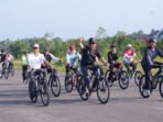 Bupati Barito Utara, H Shalahuddin ST MT ditemani Wakil Bupati Barito Utara Felix Sonadie Y Tingan A Md, sekda, Muhlis dan jajaran bersepda dalam agenda Gowes Santai dalam rangka Hari Kartini di Eks Bandara Beringin, beberapa waktu lalu.