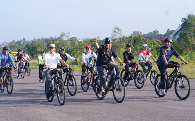 Bupati Barito Utara, H Shalahuddin ST MT ditemani Wakil Bupati Barito Utara Felix Sonadie Y Tingan A Md, sekda, Muhlis dan jajaran bersepda dalam agenda Gowes Santai dalam rangka Hari Kartini di Eks Bandara Beringin, beberapa waktu lalu.