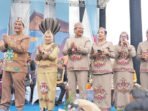 Bupati Barito Utara H Shalahuddin ST MT bersama Wakil Bupati Barito Utara Felix Sonadie Y Tingan A Md dan Sekretaris Daerah Barito Utara Drs Muhlis ketika menghadiri pawai Karnaval sebagai bagian dari Pembukaan Festival Budaya Isen Mulang tahun 2026 di Bundaran Talawang, Minggu (17/5).