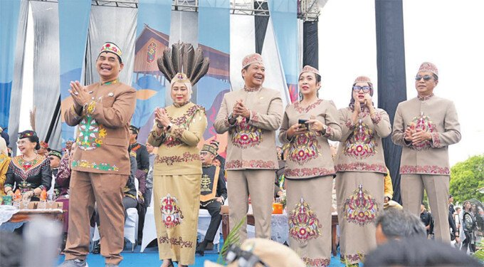 Barito Utara Bupati Barito Utara H Shalahuddin ST MT bersama Wakil Bupati Barito Utara Felix Sonadie Y Tingan A Md dan Sekretaris Daerah Barito Utara Drs Muhlis ketika menghadiri pawai Karnaval sebagai bagian dari Pembukaan Festival Budaya Isen Mulang tahun 2026 di Bundaran Talawang, Minggu (17/5).