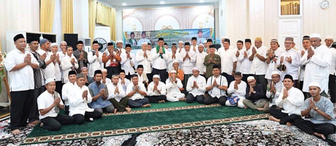 Bupati Barito Utara H Shalahuddin ST MT saat menyampaikan pesan pada syukuran pelepasan jamaah haji Barito Utara di Aula Rumah Kabatan Bupati, Kamis (30/4).