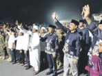 Bupati Barito Utara H Shalahuddin ST MT, Wakil Bupati Felix Sonadie Y Tingan AMd dan Sekretaris Daerah Drs Muhlis beserta jajaran, saat mengantarkan keberangkatan para jemaah haji Barito Utara di Halaman Kantor Bupati Barito Utara, Jumat (1/4).