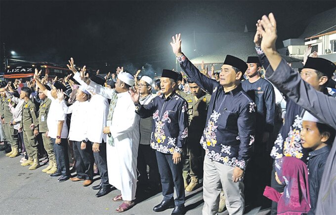Bupati Barito Utara H Shalahuddin ST MT, Wakil Bupati Felix Sonadie Y Tingan AMd dan Sekretaris Daerah Drs Muhlis beserta jajaran, saat mengantarkan keberangkatan para jemaah haji Barito Utara di Halaman Kantor Bupati Barito Utara, Jumat (1/4).