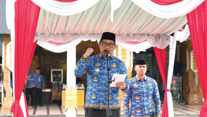 Barito Utara2 Bupati Barito Utara H Shalahuddin ST MT ketika memimpin apel Peringatan Hari Kearsipan Nasional ke-55 dilaksanakan di Halaman Kantor Bupati Barito Utara, Senin (18/5). Bupati menekankan bahwa momentum itu sebagai acuan untuk meningkatkan semangat kerja dan sinergi demi mewujudkan kemajuan daerah.