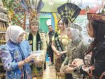 Ketua TP PKK Barito Utara Hj Maya Savitri Shalahuddin ditemani Ketua Gabungan Organisasi Wanita (GOW) Maya Apriantinada Felix Y Tingan beserta jajaran saat berada di Standar Barito Utara pada gelaran Pameran Kalteng Expo 2026 di GOR Indor Serbaguna, Palangka Raya, Minggu (17/5).