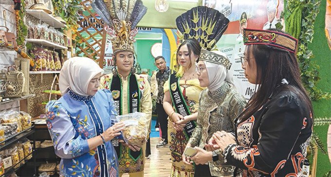 Barito Utara2 Ketua TP PKK Barito Utara Hj Maya Savitri Shalahuddin ditemani Ketua Gabungan Organisasi Wanita (GOW) Maya Apriantinada Felix Y Tingan beserta jajaran saat berada di Standar Barito Utara pada gelaran Pameran Kalteng Expo 2026 di GOR Indor Serbaguna, Palangka Raya, Minggu (17/5).