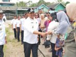 Bupati Barito Utara H Shalahuddin ST MT didampingi Wakil Bupati Felix Sonadie Y Tingan A Md dan Sekertaris Daerah Drs Muhlis dalam gelaran Gerakan Pangan Murah On The Road di Desa Kandui Kecamatan Gunung Timang, Rabu (20/5).