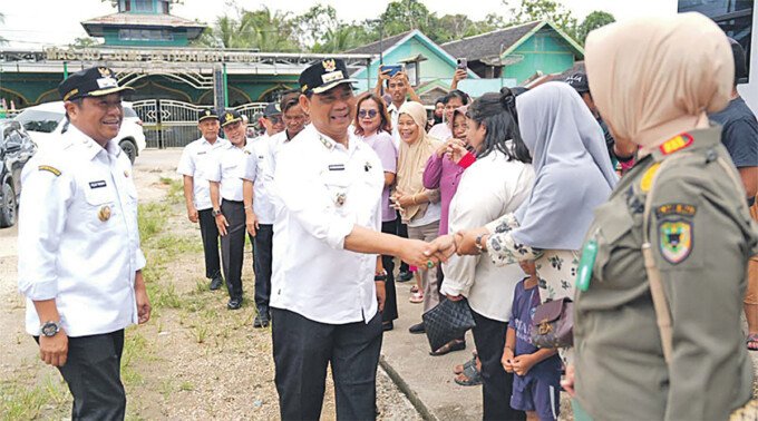 Barito Utara2 Bupati Barito Utara H Shalahuddin ST MT didampingi Wakil Bupati Felix Sonadie Y Tingan A Md dan Sekertaris Daerah Drs Muhlis dalam gelaran Gerakan Pangan Murah On The Road di Desa Kandui Kecamatan Gunung Timang, Rabu (20/5).