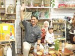 Bupati Barito Utara H Shalahuddin ST MT didampingu Ketua TP PKK Barito Utara Hj Maya Savitri Shalahuddin beserta jajaran saat mengunjungi Stan Pameran Kabupaten Barito Utara pada Gelaran Kalteng Expo 2026 di Stadion Kambariat Tuah Pahoe, Palangka Raya, Jum’at (22/5).