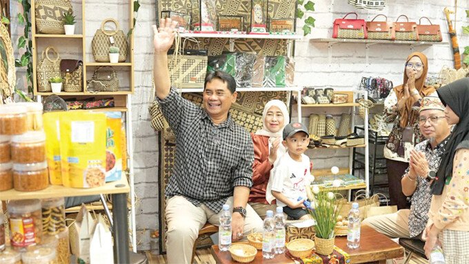 Barito Utara2 Bupati Barito Utara H Shalahuddin ST MT didampingu Ketua TP PKK Barito Utara Hj Maya Savitri Shalahuddin beserta jajaran saat mengunjungi Stan Pameran Kabupaten Barito Utara pada Gelaran Kalteng Expo 2026 di Stadion Kambariat Tuah Pahoe, Palangka Raya, Jum’at (22/5).