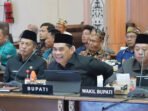 Bupati Barito Utara H Shalahuddin ST MT, Wakil Bupati Felix Sonedie Y Tingang AMd dan Sekda Drs Muhlis bersama jajaran Anggota DPRD Barito Utara dalam kegiatan pemaparan Skema Multi-Years di Gedung DPRD Barito Utara, Kamis (30/4).