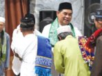 Momen kebersamaan Bupati Barito Utara H Shalahuddin ST MT bersama dengan masyarakat ketika pelaksaan salat id di Masjid Jami Muara Teweh, Rabu (27/5). Dalam kesempatan tersebut, Bupati Shalahuddin menekankan untuk memperkuat Kepedulian Sosial di momen Iduladha.