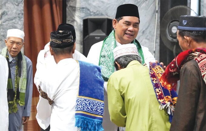 Barito Utara Momen kebersamaan Bupati Barito Utara H Shalahuddin ST MT bersama dengan masyarakat ketika pelaksaan salat id di Masjid Jami Muara Teweh, Rabu (27/5). Dalam kesempatan tersebut, Bupati Shalahuddin menekankan untuk memperkuat Kepedulian Sosial di momen Iduladha.
