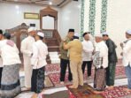 Bupati Barito Utara H Shalahuddin ST MT saat akan melaksanakan salat Jumat di Masjid Shiratal Mustaqym. Setelah itu orang nomor satu di Bumi Iya Mulik Bengkang Turan tersebut berkesempatan bercengkrama dengan masyarakat, Jumat (1/5).