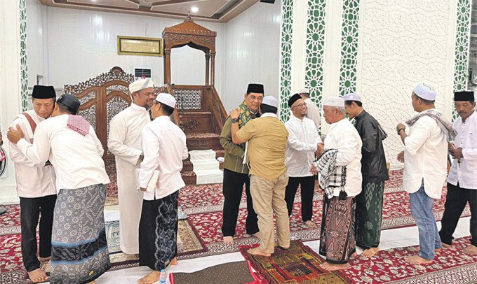 Bupati Barito Utara H Shalahuddin ST MT saat akan melaksanakan salat Jumat di Masjid Shiratal Mustaqym. Setelah itu orang nomor satu di Bumi Iya Mulik Bengkang Turan tersebut berkesempatan bercengkrama dengan masyarakat, Jumat (1/5).