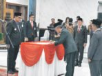Prosesi Penandatanganan oleh Kepala Dinas PUPR Barito Utara sebelumnya yaitu M Iman Topik SIP MSi di hadapan Bupati Barito Utara H Shalahuddin ST MT pada pelantikan dan rotasi pejabat besar-besaran di Lingkup Pemerintah Kabupaten Barito Utara di Gedung Balai Antang belum lama ini.