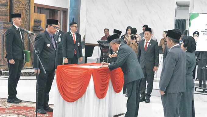 Prosesi Penandatanganan oleh Kepala Dinas PUPR Barito Utara sebelumnya yaitu M Iman Topik SIP MSi di hadapan Bupati Barito Utara H Shalahuddin ST MT pada pelantikan dan rotasi pejabat besar-besaran di Lingkup Pemerintah Kabupaten Barito Utara di Gedung Balai Antang belum lama ini.