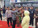 Sekretaris Daerah Kabupaten Barito Utara Drs Muhlis secara simbolis melakukan penyambutan kedatangan Kepala Kejaksaan Negeri Barito Utara yang baru, R Firmansyah di Halaman Kantor Kejaksaan Negeri Barito Utara, Jum’at (8/5).