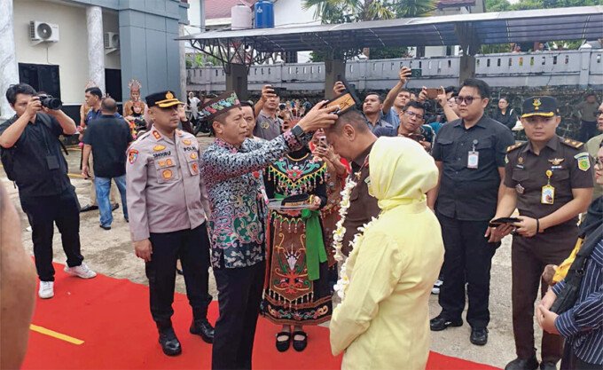 Barito Utara Sekretaris Daerah Kabupaten Barito Utara Drs Muhlis secara simbolis melakukan penyambutan kedatangan Kepala Kejaksaan Negeri Barito Utara yang baru, R Firmansyah di Halaman Kantor Kejaksaan Negeri Barito Utara, Jum’at (8/5).