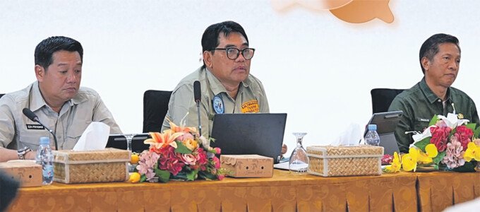 Bupati Barito Utara H Shalahuddin ST MT saat memimpin rapat Penilaian Kinerja Percepatan Penurunan Stunting, yang juga diikuti Wakil Bupati Barito Utara Felix Sonadie Y Tingan AMd dan Sekertaris Daerah Barito Utara Drs Muhlis di Aula Rumah Jabatan Bupati belum lama ini.