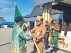 Asisten I Bidang Pemerintahan dan Kesra, Everiady Noor SE secara simbolis menyerahkan Pataka kepada Kepala Dinas Kebudayaan, Pariwisata, Kepemudaan, dan Olahraga sekaligus Ketua Kontingan Kabupaten Barito Utara pada FBIM Kalteng 2026, Pariadi AR pada acara Pelepasan di Halaman Kantor Bupati Barito Utara, Selasa (12/5).