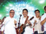 Bupati Barito Utara, H Shalahuddin ST MT bersama teman-teman saat membawakan lagu pada Reuni Akbar SMA Negeri 3 Palangka Raya di GOR Serba guna Indoor, Palangka Raya, Minggu (10/5).
