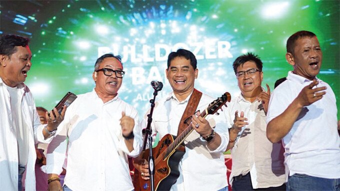 Bupati Barito Utara, H Shalahuddin ST MT bersama teman-teman saat membawakan lagu pada Reuni Akbar SMA Negeri 3 Palangka Raya di GOR Serba guna Indoor, Palangka Raya, Minggu (10/5).