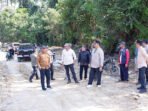 Barito Utara2 Bupati Barito Utara H Shalahuddin ST MT ditemani Wakil Bupati Barito Utara Felix Sonadie Y Tingan A Md dan Sekertari Daerah Kabupaten Barito Utara Drs Muhlis serta jajaran saat Peninjauan Perkembangan Pembangunan Infrastruktur di Kecamatan Lahei belum lama ini.
