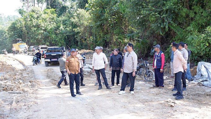 Bupati Barito Utara H Shalahuddin ST MT ditemani Wakil Bupati Barito Utara Felix Sonadie Y Tingan A Md dan Sekertari Daerah Kabupaten Barito Utara Drs Muhlis serta jajaran saat Peninjauan Perkembangan Pembangunan Infrastruktur di Kecamatan Lahei belum lama ini.