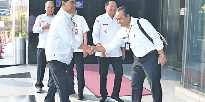 Bupati Barito Utara H Shalahuddin ST MT didampingi seluruh jajaran SOPD terkait, saat mengikuti Rapat Koordinasi Pemantauan dan Evaluasi Perbaikan Tata Kelola Pemerintahan bersama Komisi Pemberantasan Korupsi (KPK) Jakarta belum lama ini.