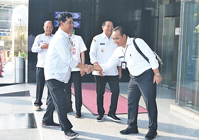 Bupati Barito Utara H Shalahuddin ST MT didampingi seluruh jajaran SOPD terkait, saat mengikuti Rapat Koordinasi Pemantauan dan Evaluasi Perbaikan Tata Kelola Pemerintahan bersama Komisi Pemberantasan Korupsi (KPK) Jakarta belum lama ini.