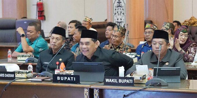 Bupati Barito Utara H Shalahuddin ST MT, Wakil Bupati Felix Sonedie Y Tingang AMd dan Sekda Drs Muhlis bersama jajaran Anggota DPRD Barito Utara dalam kegiatan pemaparan Skema Multi-Years di Gedung DPRD Barito Utara, Kamis (30/4).