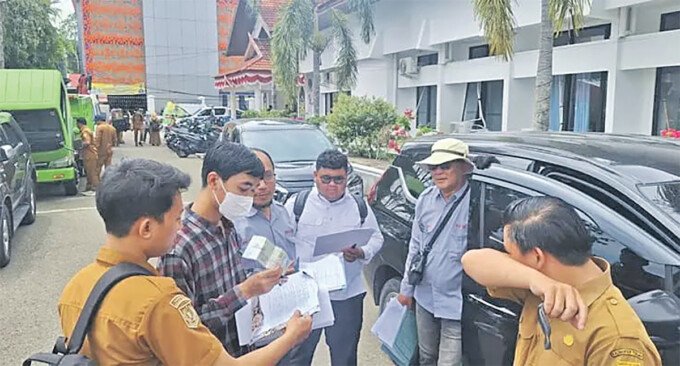 Ratusan Kendaraan Dinas di Kabupaten Barsel menjalani pemeriksaan di halaman Kantor Bupati Barsel.
