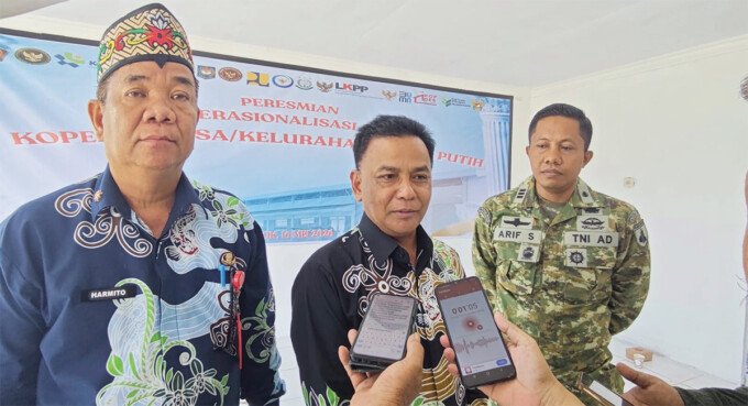 Asisten I Setda Barsel, Rahmad Nuryadin saat menghadiri pembentukan KDMP di Desa Sababillah.