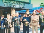 Anggota DPRD Barito utara Dr H Tajeri SE MM SH MH dan H Nurul Anwar SE MAP Usai menghadiri upacara peringatan Hari Jadi ke-69 Provinsi Kalimantan Tengah di halaman Kantor Bupati Barito Utara pada Sabtu, 23 Mei 2026.