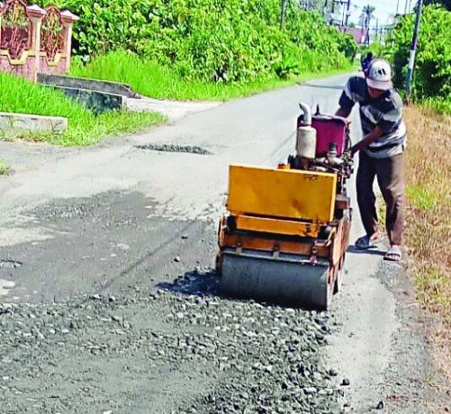 Jalan Sumatera dan Sulawesi yang mengalami kerusakan mendapat penanganan sementara dari DPUPR Kapuas.